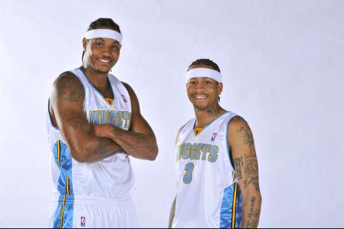 全国滑雪爱好者齐聚崇礼雪场炫技（全国滑雪达人汇聚崇礼雪场上演炫技）