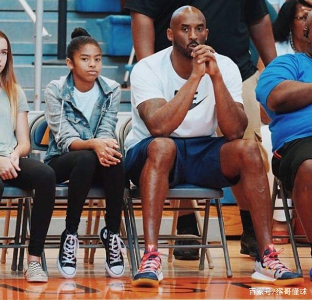 世体：巴萨球员首次踏上新诺坎普的草坪，进行训练并合影留念（世体：巴萨将士首度踏上新诺坎普草皮，开展训练并合影纪念）