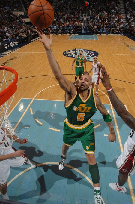 成都1-2河南赛中，阿奇姆彭遭看台球迷竖中指+骂黑鬼（成都1-2不敌河南，阿奇姆彭比赛中遭看台球迷竖中指及种族歧视辱骂）