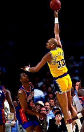 哈登称赞火箭重建成功，申京阿门小贾成长显著（哈登力挺火箭重建：申京、阿门与小贾进步明显）