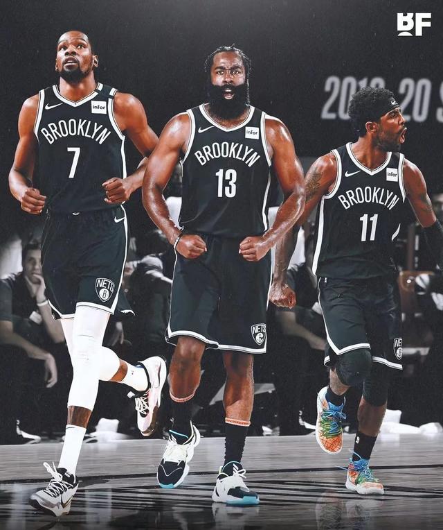 调皮二娃上线，穆勒庆祝夺冠时和25号队友高尔德顶牛假装受伤（二娃又皮了：穆勒夺冠庆祝与25号队友高尔德顶牛扮受伤）