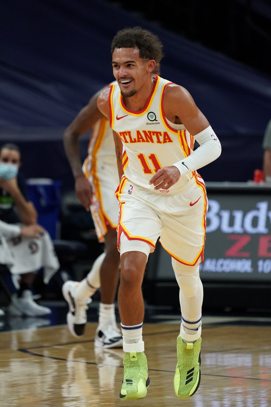 球迷说把自己的膝盖借给内马尔，内马尔调侃：那我得要俩（球迷称愿把膝盖借内马尔，内马尔打趣：那我得要两只）