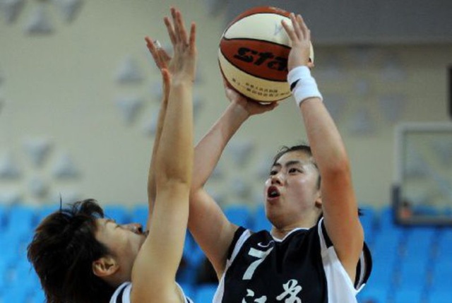 8万人前，21岁克星羞辱皇马：将球带进球门！ 阿隆索已难逃下课？（8万观众见证，21岁新星盘带破门成皇马克星！阿隆索帅位告急？）