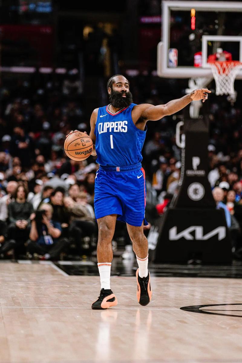 西媒：皇马将就内格雷拉案向FIFA投诉，称长期遭不公对待（西媒称皇马将因内格雷拉案向FIFA申诉，指控长期遭遇不公）